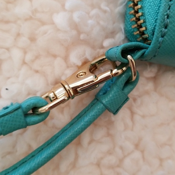 Tory Burch Mint Green Leather Robinson Wristlet - Picture 7 of 7